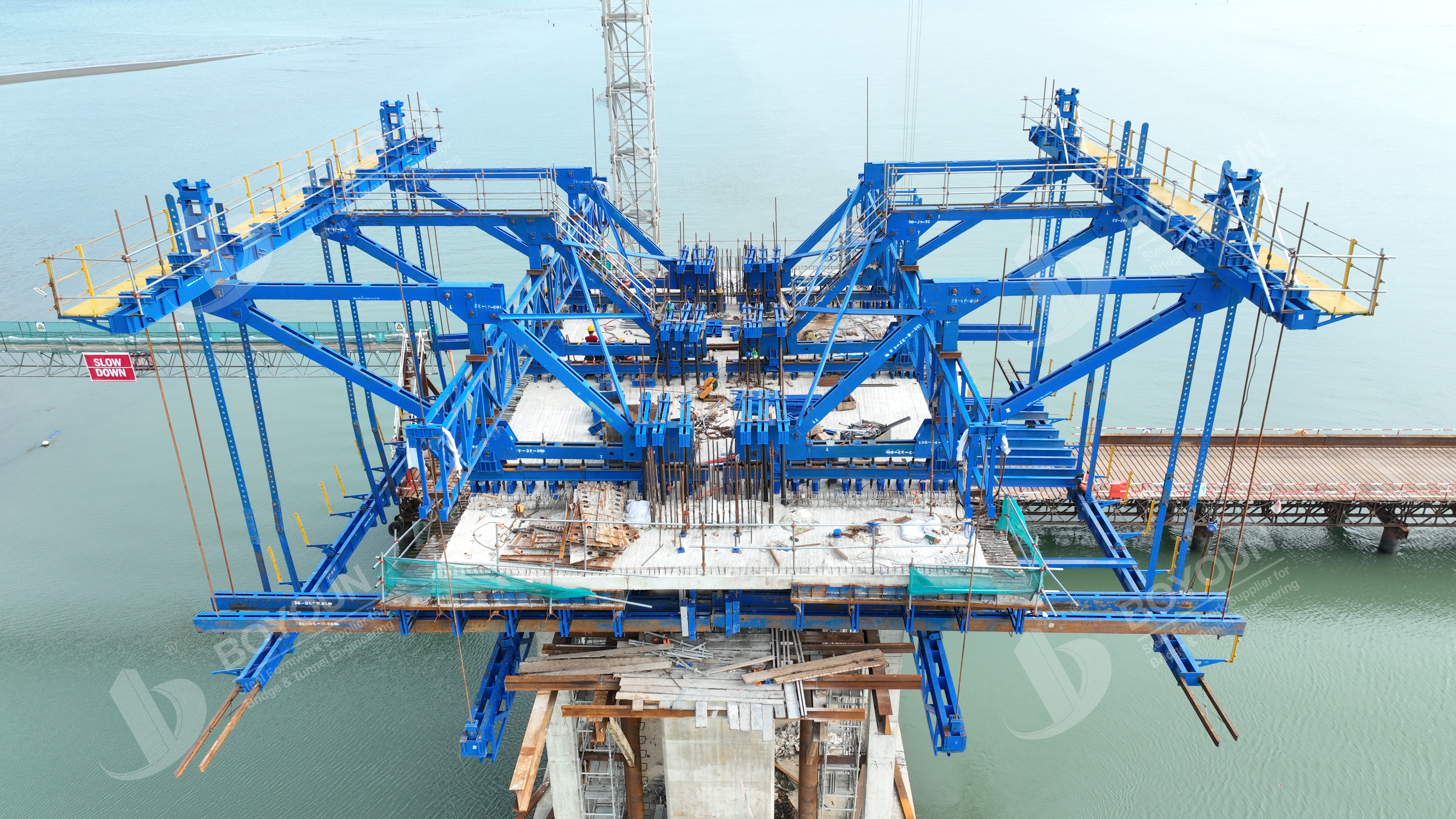 Hydraulic Cantilever Suspension Formwork for Prestressed Concrete Segment Casting